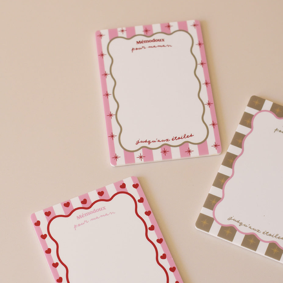 Ardoise magnétique en plexiglass blanc
Inscription en haut « Mémodoux pour maman » - Inscription en bas « de tout mon » puis motif coeur
3 modèles :
rayé rose, bordure vague rouge, coeurs rouges
ou
rayé rose, bordure vague verte, étoiles rouges
ou
rayé vert, bordure vague rose, étoiles dorée