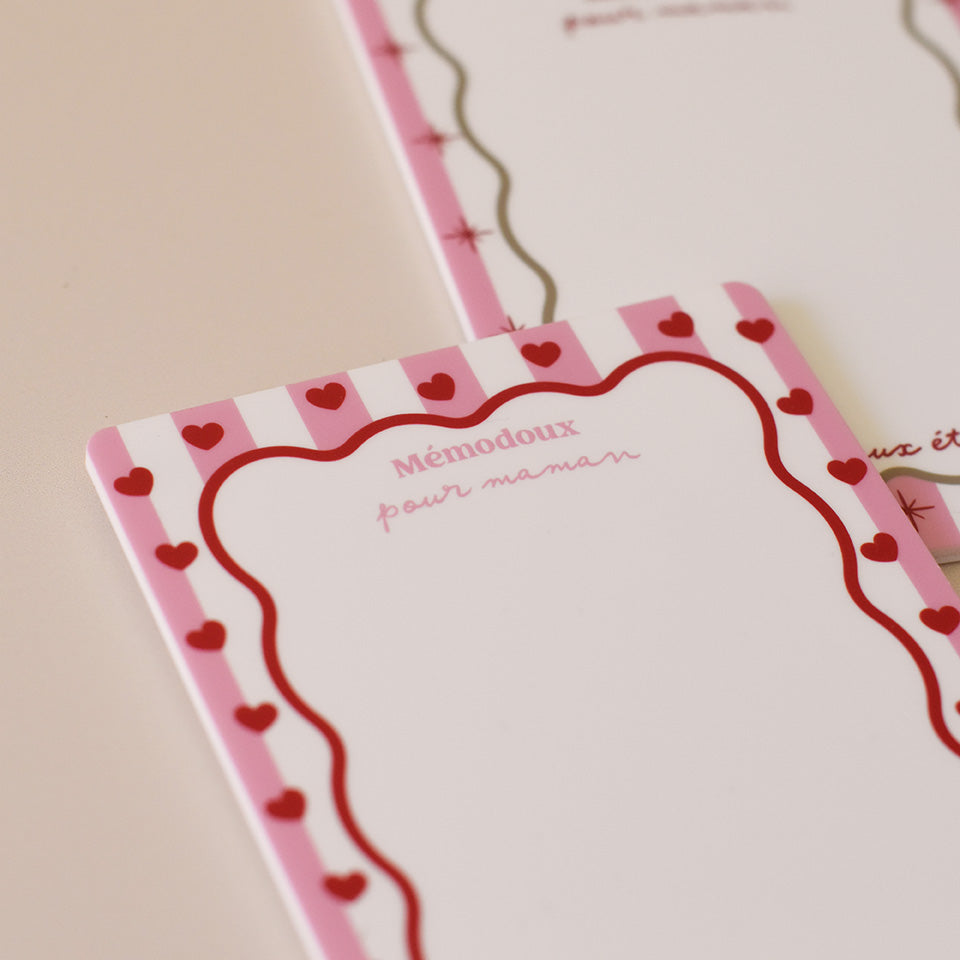 Ardoise magnétique en plexiglass blanc
Modèle rayé rose, bordure vague rouge, coeurs rouges
Inscription en haut « Mémodoux pour maman »
Inscription en bas « de tout mon » puis motif coeur
Verso de l’ardoise plexiglass blanc avec aimants ronds dans les quatres coins