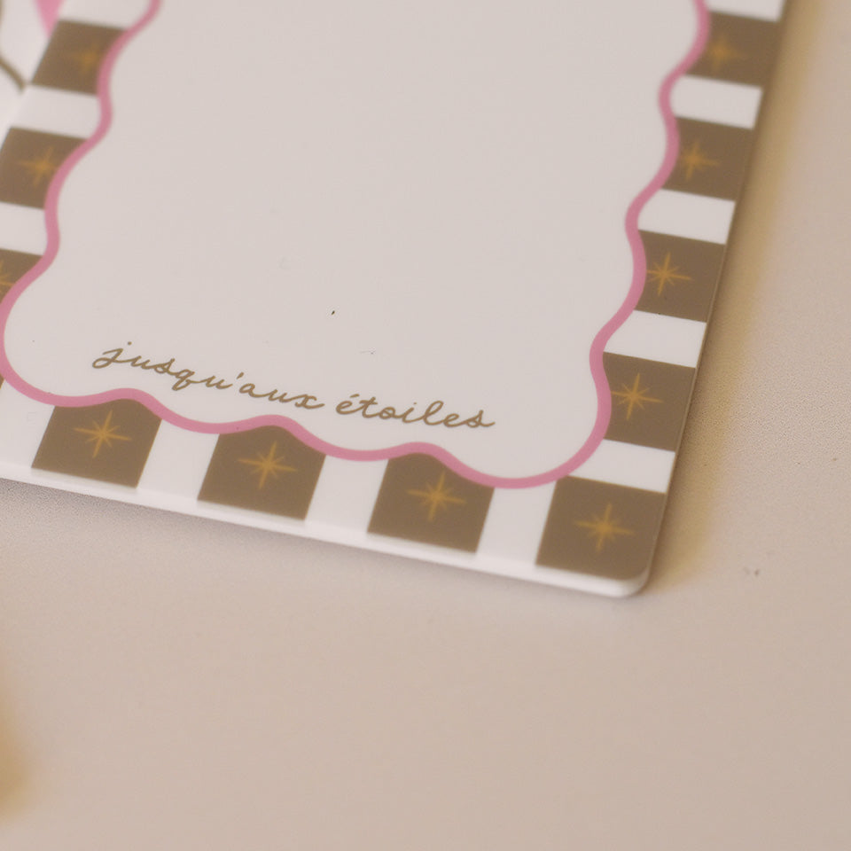 Ardoise magnétique en plexiglass blanc
Modèle rayé vert, bordure vague rose, étoiles dorées
Inscription en haut « Mémodoux pour maman »
Inscription en bas « de tout mon » puis motif coeur