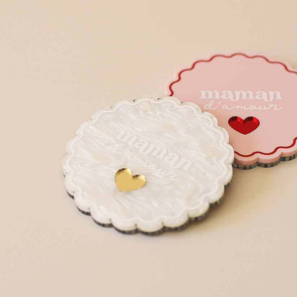 Miroir de poche forme rond festonné avec impression contour, inscription « maman d’amour » et coeur en plexi miroir incrusté au centre. Un coloris rose et rouge (fond plexi rose, contour rouge, texte blanc, coeur en plexi miroir rouge)
Un coloris marbré blanc (fond plexi marbré blanc, contour et teste blanc, coeur en plexi miroir or)