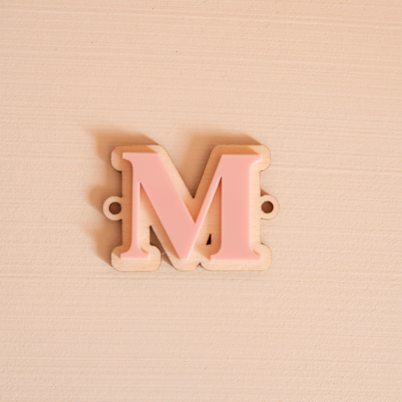 Lettre « M » en bois et relief plexi brillant rose baby pink
1 trou de chaque côté de la découpe
