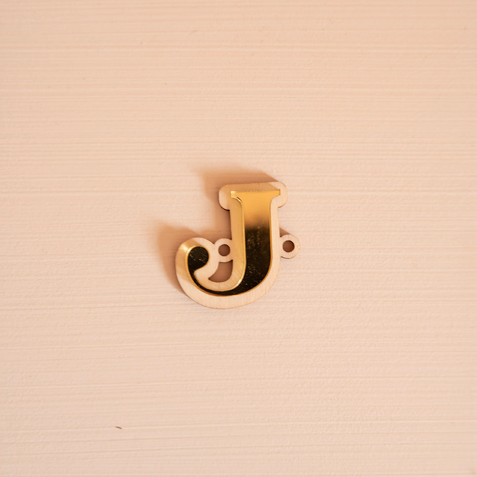 Lettre « J » en bois et relief plexi miroir or
1 trou de chaque côté de la découpe