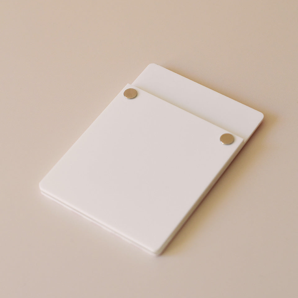 Verso cadre plexiglass blanc
Double épaisseur plexi
2 aimants ronds