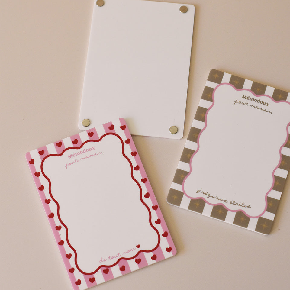 Ardoise magnétique en plexiglass blanc
Modèle rayé rose, bordure vague rouge, coeurs rouges / Modèle rayé vert, bordure vague rose, étoiles dorés
Inscription en haut « Mémodoux pour maman »
Inscription en bas «  de tout mon » puis motif coeur
Verso de l’ardoise plexiglass blanc avec aimants ronds dans les quatres coins