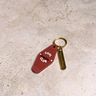 Découpes plexiglass assemblées sur anneau et anneau brisé dorés 
Se compose de deux élément.

Elément 1 :  découpe forme motel en plexi mat couleur rouge « terracotta » et texte blanc
inscription « cool papa club » sur 3 ligne, « papa » en relief ton sur ton, « cool » et « club » imprimé en blanc
+ 2 smileys entourent l’inscription « papa »
Elément 2 : une découpe en plexi miroir or forme rectangle arrondi et gravé avec une  inscription de prénoms 